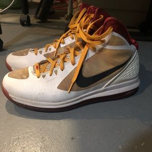 Men’s basketball sneakers